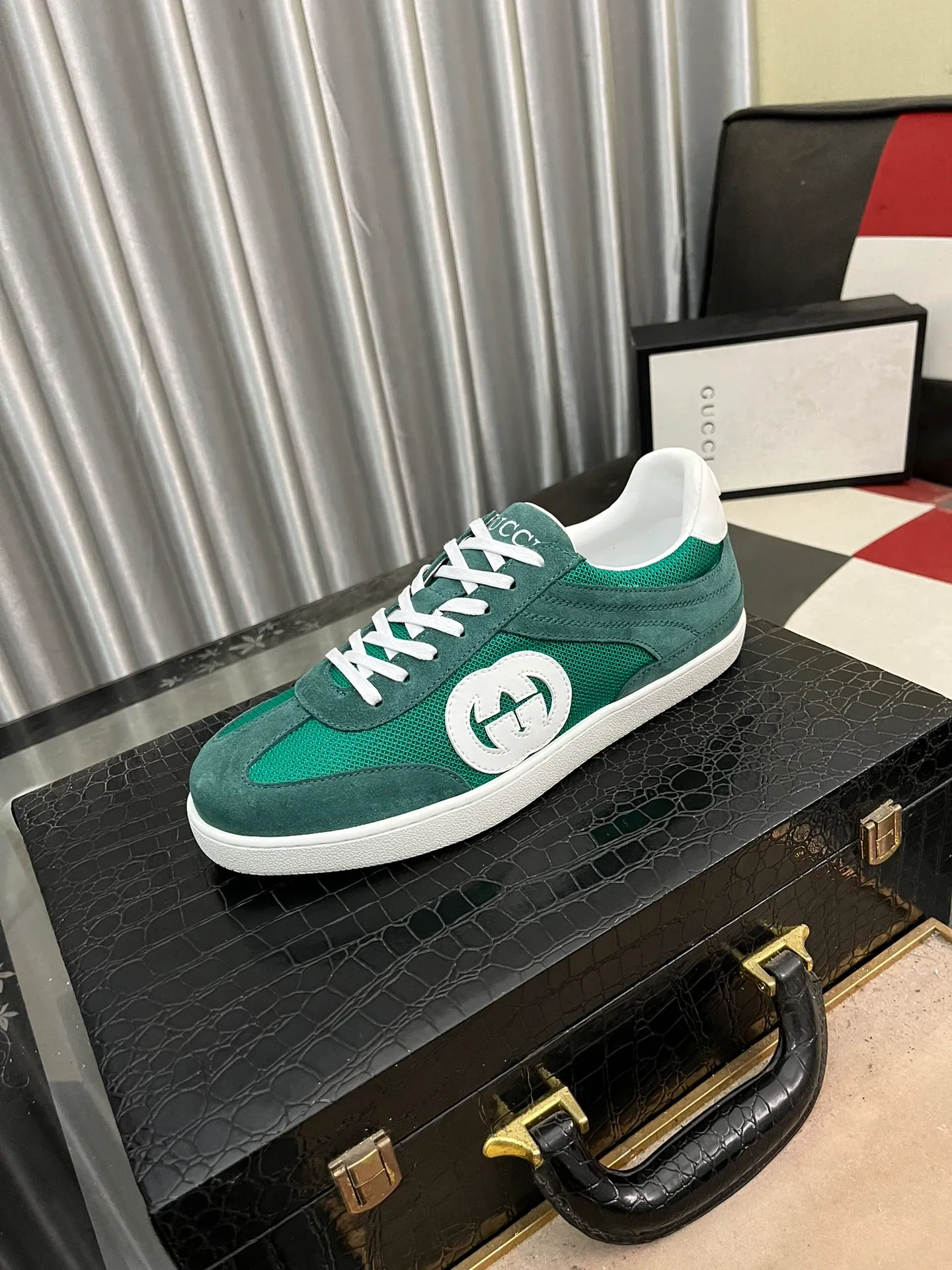 Men's shoes💰380⌚️⌚️[GUCCI] Gucci men's casual shoes are absolutely popular🔥The ultimate matching item for trendy men! The charm of super texture is irresistible, the main recommendation, the flower leather color is bright! The upper is made of high-quality cowhide + brand printed fabric, sheepskin feet, wear-resistant rubber sole, noble and elegant! Extremely comfortable🎁🎁You can be as handsome as you want💪 38-447️⃣colors available